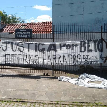 Faixa da torcida Os Farrapos em homenagem a João Alberto - Divulgação/Farrapos