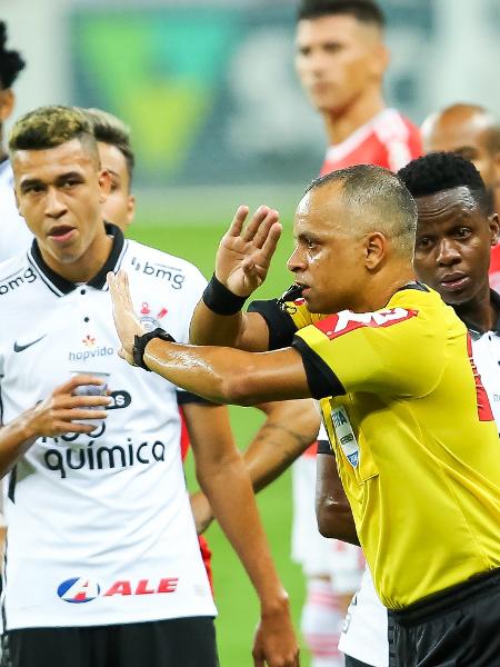 Primeiro tempo teve pênalti não marcado e gol impedido no Beira Rio - Pedro H. Tesch/AGIF