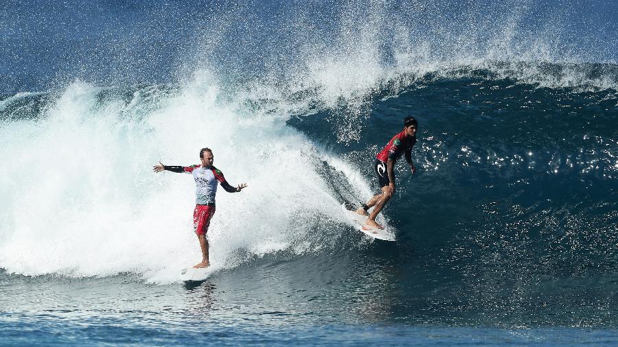 Gabriel Medina (dir.) entra na onda de Caio Ibelli no fim da bateria disputada em Pipeline, no Havaí, em 2019 - Matt King/Getty Images