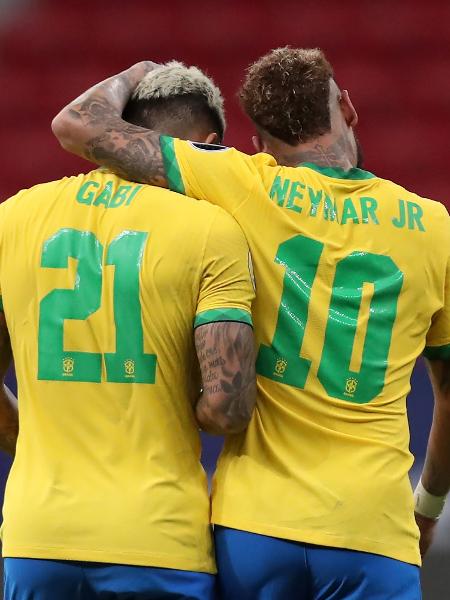Neymar e Gabigol se abraçam em jogo da seleção brasileira contra a Venezuela - Buda Mendes/Getty Images