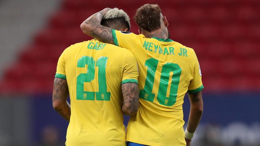 Atacantes se abraçam em jogo da seleção brasileira contra Venezuela, na estreia da Copa América - Buda Mendes/Getty Images