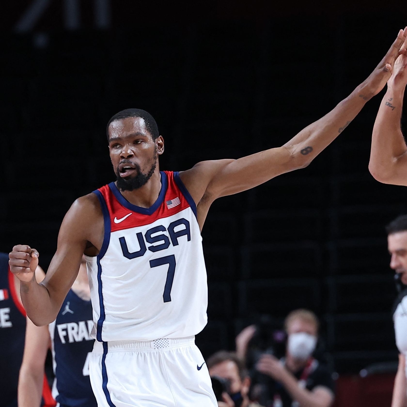 Seleção de basquete dos EUA reage após dois tropeços e vence