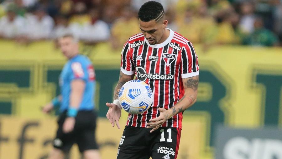 Luciano brinca com a bola na partida do São Paulo contra o Cuiabá pelo Brasileirão - Gil Gomes/AGIF