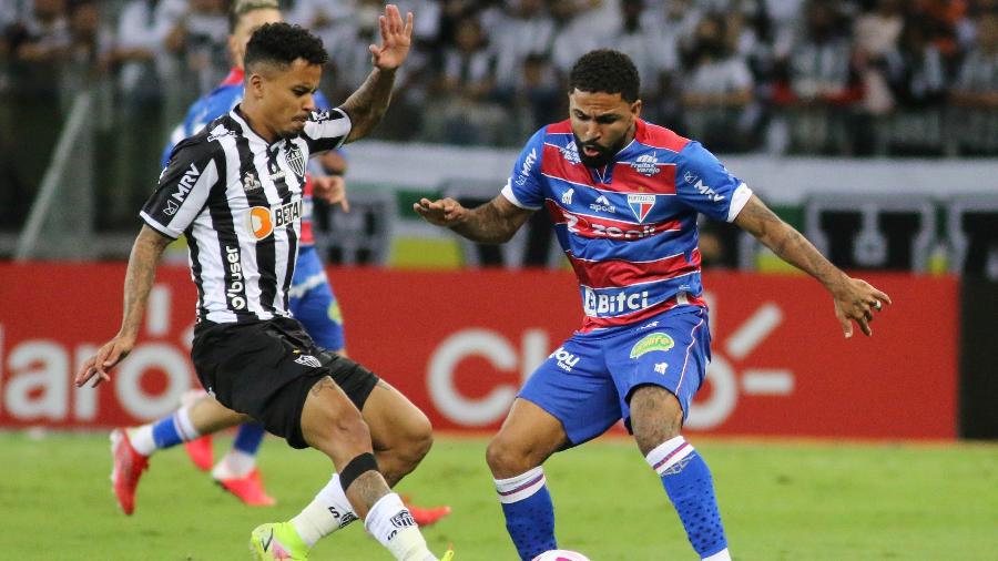 Allan e Romarinho disputam lance em Atlético-MG x Fortaleza pela Copa do Brasil - Fernando Moreno/AGIF