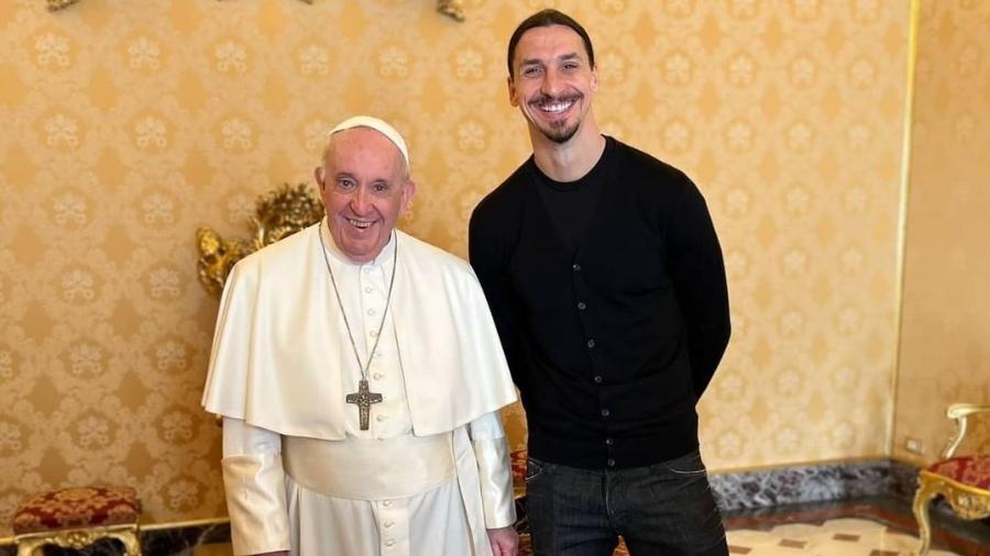 Ibrahimovic posou ao lado do Papa Francisco em visita ao Vaticano - Reprodução