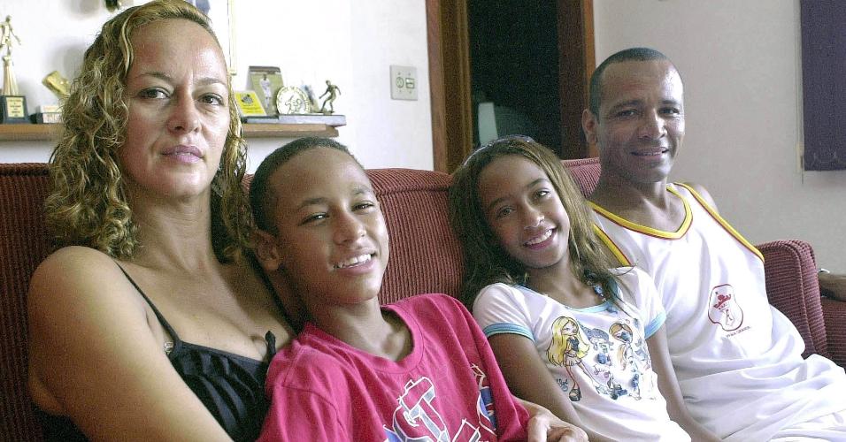 2007 - Neymar Jr ao lado dos pais, Nadine e Neymar, e a irmã Rafaella, em Santos