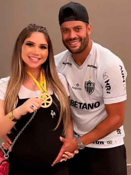 Hulk, do Atlético-MG, e sua esposa, Camila Ângelo, posam com a medalha de campeão da Supercopa do Brasil - Reprodução/Instagram
