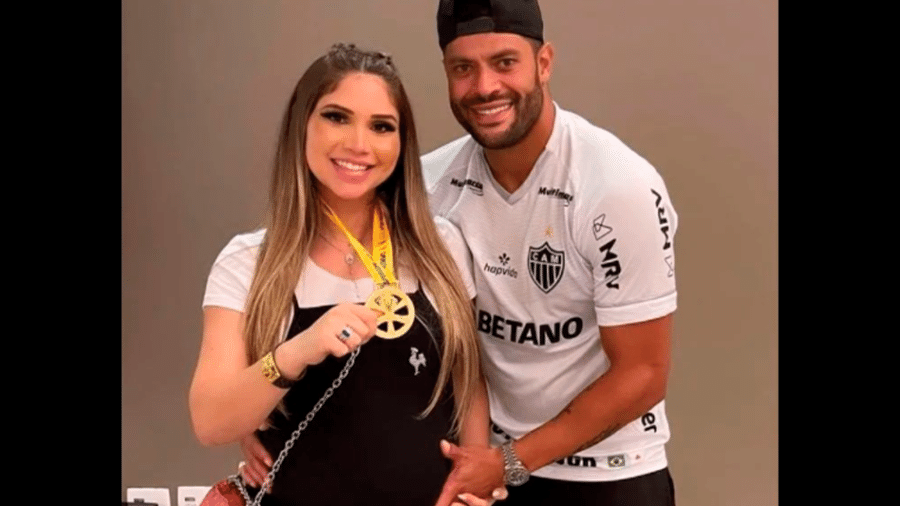 Hulk, do Atlético-MG, e sua esposa, Camila Ângelo, posam com a medalha de campeão da Supercopa do Brasil - Reprodução/Instagram