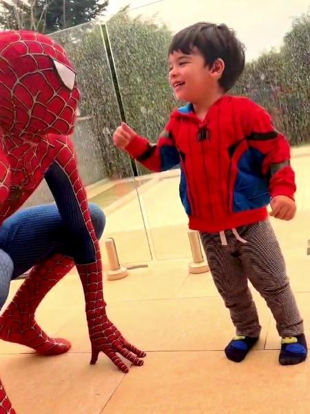 Lucas Paquetá vestido de Homem-Aranha ao lado do filho Benício - Reprodução