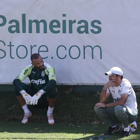 Abel Ferreira conversa com Weverton durante treino do palmeiras na Academia de Futebol