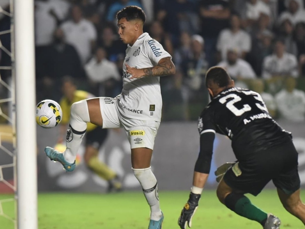 Em jogo com polêmicas, Santos bate Coritiba na Vila Belmiro e