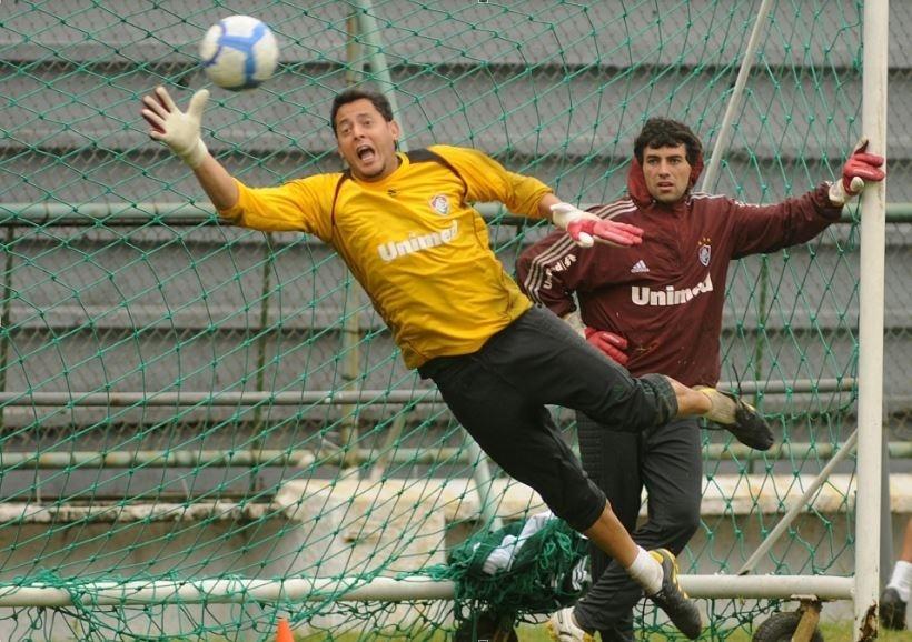 Fernando Henrique salta para defender bola durante treinamento do Fluminense