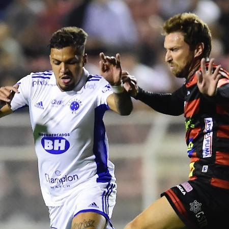 Daniel Júnior, do Cruzeiro, disputa bola em jogo contra o Ituano - Mauro Horita/Cruzeiro