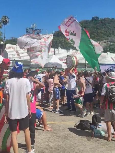 Torcedores do Vélez participam de confraternização nas Laranjeiras, sede do Fluminense - Reprodução