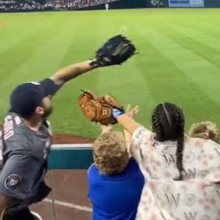Vídeo mostra homem se antecipando a crianças e "roubando" bola de beisebol lançada - Reprodução