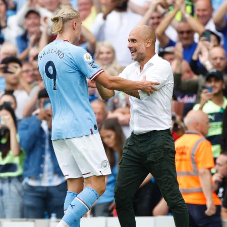Haaland e Guardiola celebram durante partida do City na Premier League - Lynne Cameron - Manchester City/Manchester City FC via Getty Images