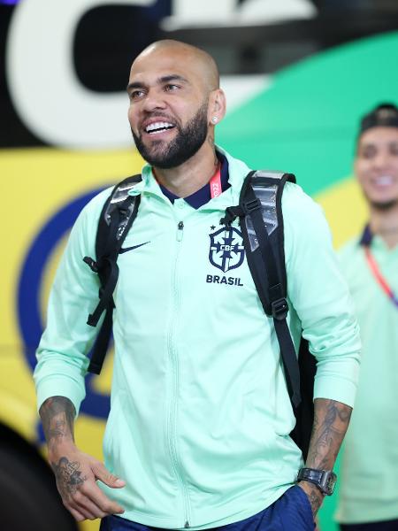 Daniel Alves desembarca no Estádio Lusail, antes de Brasil e Sérvia. - Hector Vivas - FIFA/FIFA via Getty Images