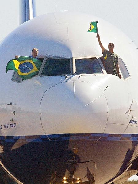 Viagem no tempo: Brasil não é campeão mundial desde 2002, último ano do Brasileiro em mata-mata; na imagem, Felipão e o capitão Cafu desembarcam no Brasil após a conquista do penta - AFP PHOTO/VANDERLEI ALMEIDA
