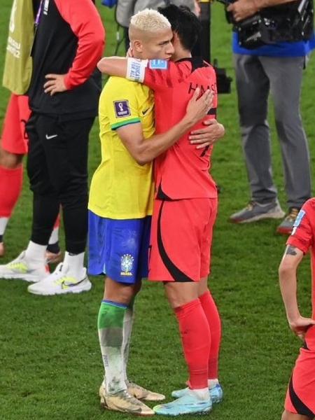 Richarlison abraça Son após classificação do Brasil diante da Coreia do Sul na Copa do Qatar - Divulgação/Twitter