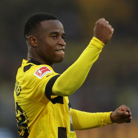 Youssoufa Moukoko, do Borussia Dortmund, comemora gol pela Bundesliga - Dean Mouhtaropoulos/Getty Images