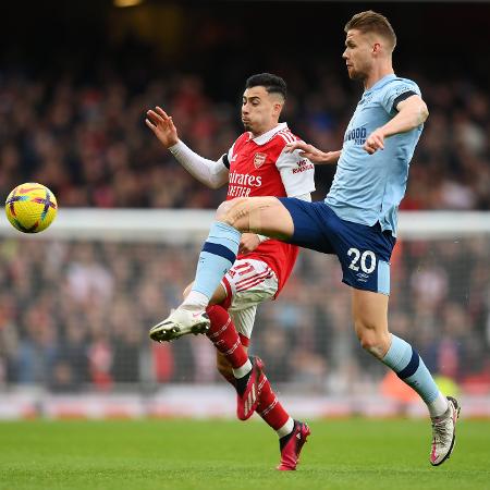 Martinelli disputa a bola com Ajer em duelo entre Arsenal e Brentford, no Campeonato Inglês - Reprodução/Twitter/Arsenal