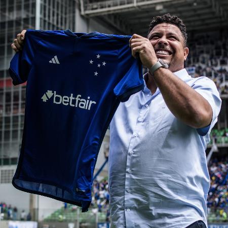 Ronaldo segura a camisa do Cruzeiro - Gustavo Aleixo/Cruzeiro
