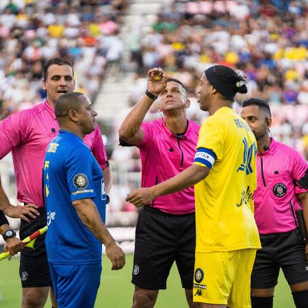 Ronaldinho Gaúcho e Roberto Carlos promovem Jogo das Estrelas em