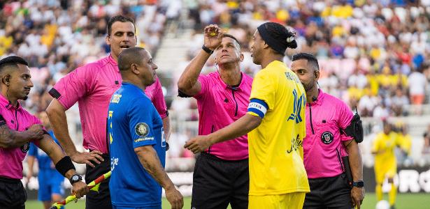 Ronaldinho e Roberto Carlos participam de jogo com famosos em Orlando, futebol internacional