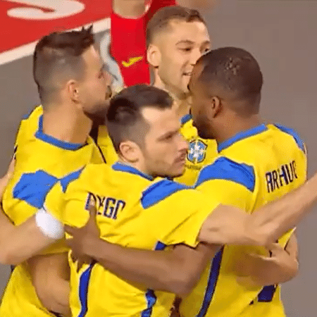 Jogadores da seleção brasileira de futsal comemoram gol no amistoso contra a Espanha