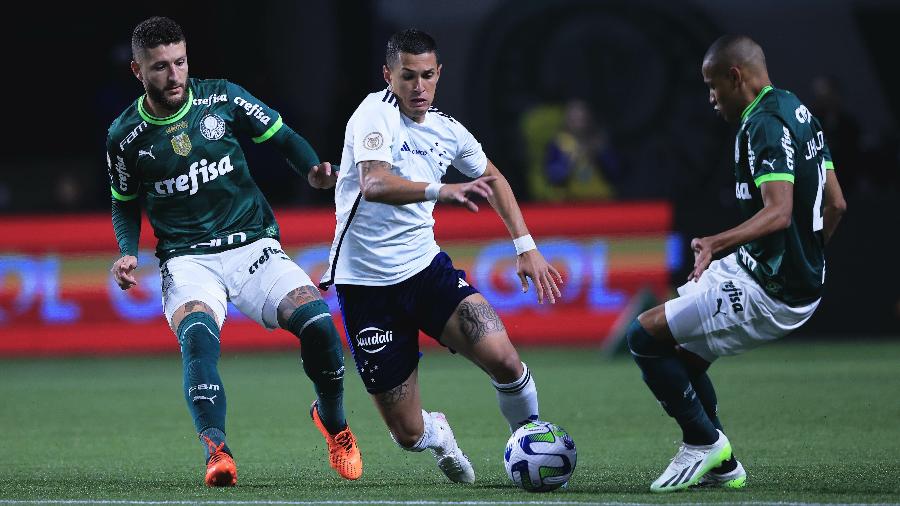 Zé Rafael disputa a bola com Mateus Vital em Palmeiras x Cruzeiro, duelo do Campeonato Brasileiro