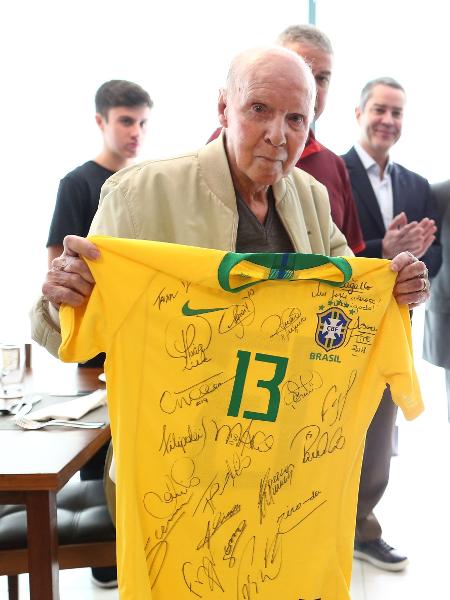 Zagallo homenageado com camisa 13 da seleção brasileira, em 2018