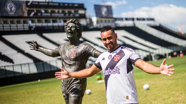 Payet posa para foto ao lado de Roberto Dinamite, maior ídolo da história do Vasco