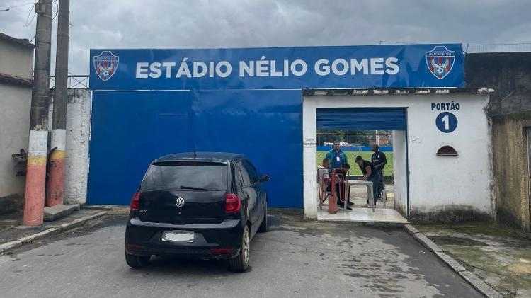 Entrada para o estádio Nélio Gomes situa-se em uma estreita rua sem saída em Belford Roxo (RJ)