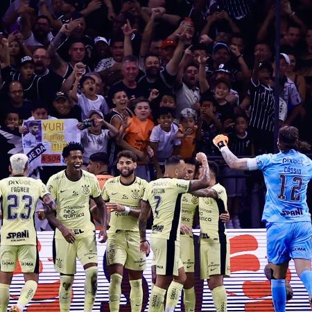 Gil celebra gol pelo Corinthians contra o Botafogo na Neo Química Arena pelo Brasileirão