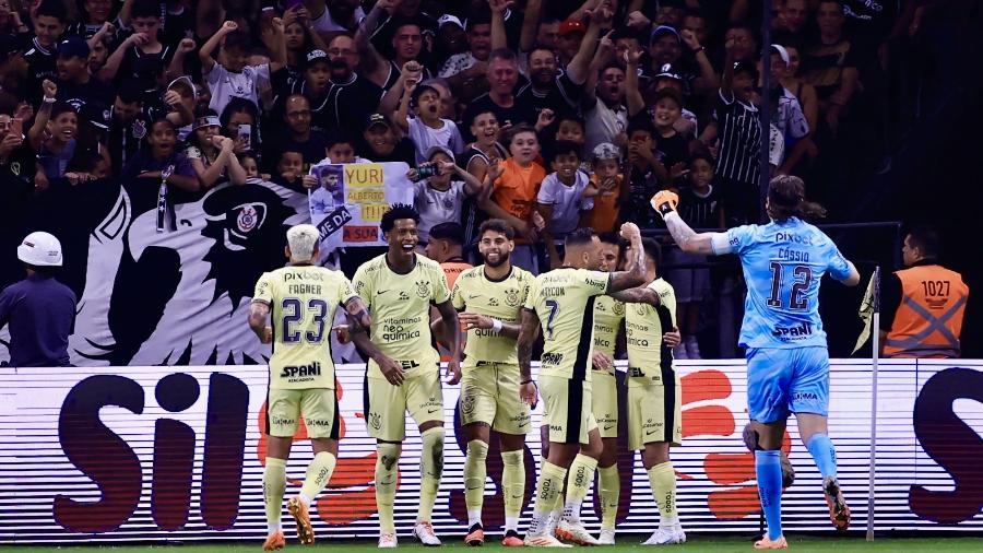 Gil celebra gol pelo Corinthians contra o Botafogo na Neo Química Arena pelo Brasileirão