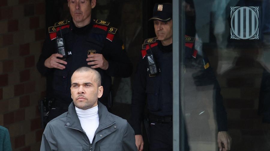 Daniel Alves deixa a prisão em Barcelona