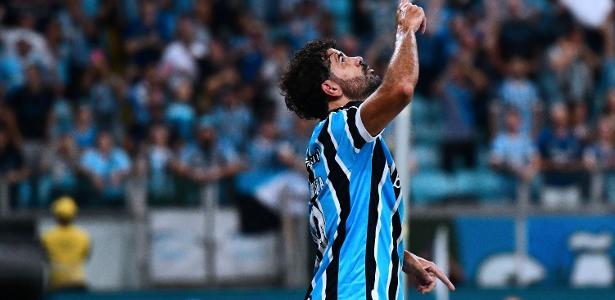 Diego Costa brilha e Grêmio avança à 7ª final consecutiva com susto.