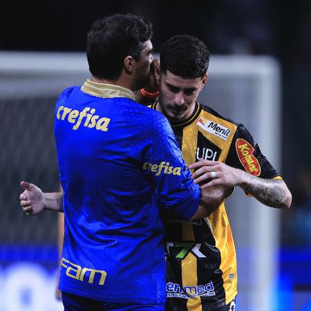 Abel Ferreira e Rômulo após a vitória do Palmeiras sobre o Novorizontino, pela semi do Paulistão