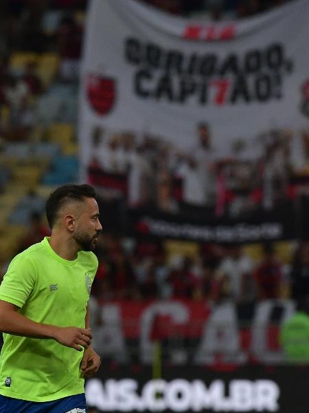 Everton Ribeiro, do Bahia, recebe homenagem da torcida do Flamengo durante aquecimento - Thiago Ribeiro/AGIF