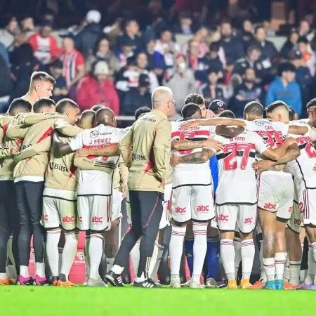 Dorival fora da rodinha dos jogadores antes da decisão por pênaltis entre São Paulo e Sport, nas oitavas da Copa do Brasil de 2023