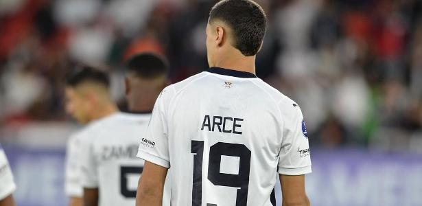 Corinthians aprimora oferta por centroavante e visa contratação no futebol.