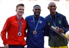 Alison dos Santos recebe a medalha de bronze dos 400m com barreiras em Paris - Sarah Meyssonnier/REUTERS