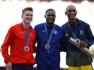 Alison dos Santos recebe a medalha de bronze dos 400m com barreiras em Paris