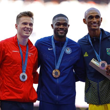 Alison dos Santos (à dir.) ao lado do americano Rai Benjamin (ouro) e do norueguês Karsten Warholm (prata) no pódio dos 400m com barreiras