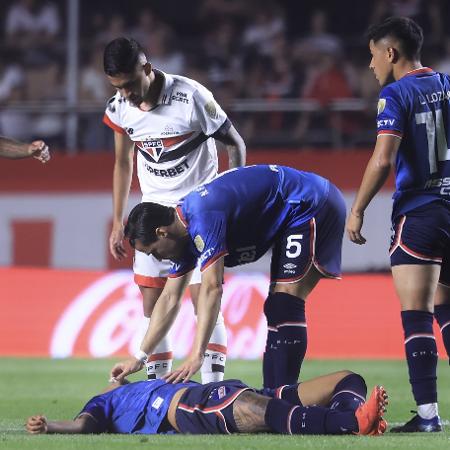 Izquierdo, do Nacional, passa mal durante jogo contra o São Paulo no Morumbis