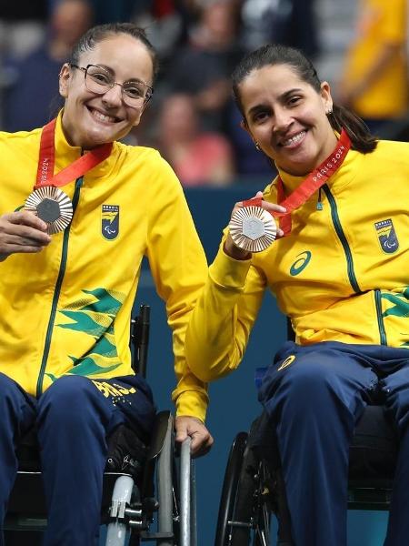 Joyce Oliveira e Cátia Oliveira recebem suas medalhas de bronze no tênis de mesa