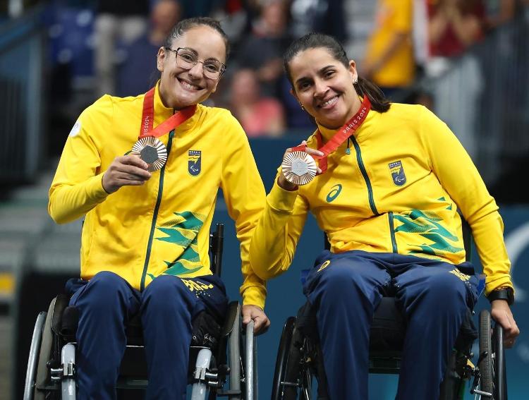 Joyce Oliveira e Cátia Oliveira recebem suas medalhas de bronze no tênis de mesa das Paralimpíadas de Paris