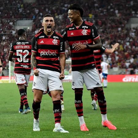 DE Arrascaeta comemora gol em Flamengo x Bahia: recorde