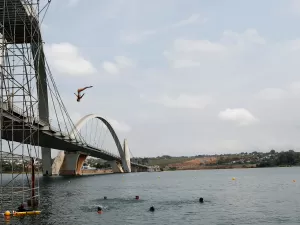 Atletas saltam de até 27m de altura da Ponte JK, em Brasília; veja fotos