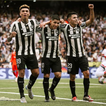 Igor Jesus, Savarino e Almada comemoram gol em Botafogo x São Paulo, confronto do Campeonato Brasileiro